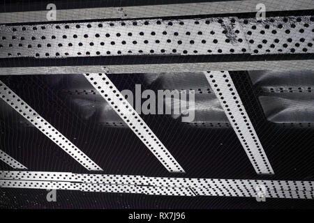 Die Unterseite der Eisenbahnbrücke mit genieteten Stahlplatten. Zur letzten gebaut. Fine Mesh Tauben zu stoppen. Stockfoto