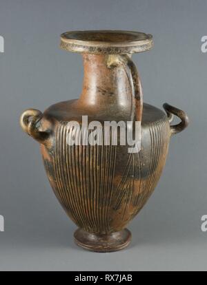 Hydria (JAR). Griechisch; Kampanien (?), Italien. Datum: 400 v. Chr.-350 v. Chr.. Abmessungen: 38,4 × 29,2 × 27,8 cm (15 1/8 x 11 1/2 x 9 in.). Terra-cotta, in der schwarz-glasur Technik. Herkunft: Griechenland. Museum: Das Chicago Art Institute. Thema: ALTGRIECHISCH. Stockfoto