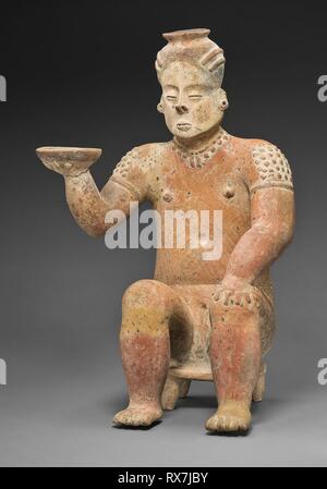 Sitzende weibliche Figur Holding eine Schüssel. Colima, Colima, Mexiko. Datum: 100 AD-800AD. Abmessungen: 53,3 × 34,9 × 25,4 cm (21 x 13 3/4 x 10 in.). Keramik- und pigment. Herkunft: Mexiko. Museum: Das Chicago Art Institute. Stockfoto