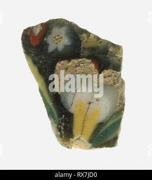 Fragment einer floralen Inlay. Ägyptische oder Roman. Datum: 100 BC-1 BC. Abmessungen: 3 × 2,5 × 0,5 cm (1 3/16 x 1 x 3/16 in.). Glas, Mosaik Technik. Herkunft: Ägypten. Museum: Das Chicago Art Institute. Thema: Alte ägyptische. Stockfoto