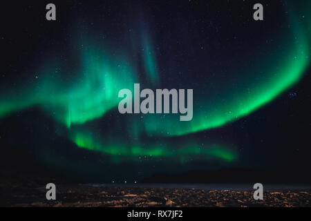 Aurora Borealis gesehen von der kleinen arktischen Stadt Pangnirtung über den gefrorenen Cumberland Sound. Stockfoto