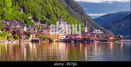 Malerische Postkarte Blick auf berühmte Hallstatt Mountain Village in den österreichischen Alpen im schönen Licht im Sommer, Salzkammergut, Hallstatt, Stockfoto