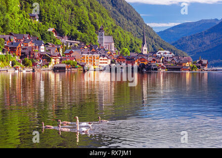 Malerische Postkarte Blick auf berühmte Hallstatt Mountain Village in den österreichischen Alpen im schönen Licht im Sommer, Salzkammergut, Hallstatt, Stockfoto