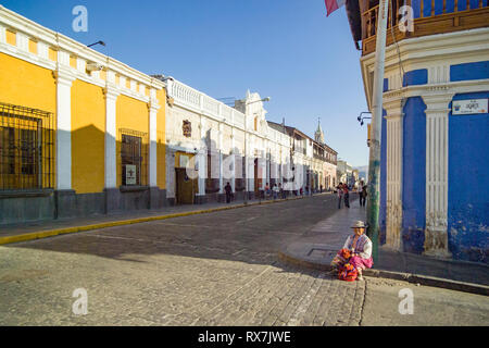 AREQUIPA, Peru. 04-08-2008. lokale Frau sitzt an der Ecke einer Straße im historischen Zentrum Stockfoto