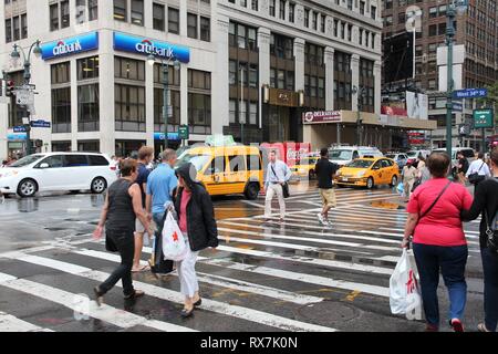 NEW YORK, USA - Juli 1, 2013: Fußgänger die 7th Avenue, New York. Fast 19 Millionen Menschen leben in New York City metropolitan area. Stockfoto