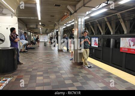 BOSTON, USA - Juni 8, 2013: Die Menschen warten auf die U-Bahn in Boston MBTA. 165 Millionen u-bahn Fahrten wurden durch die Mbta in 2012 serviert. Stockfoto