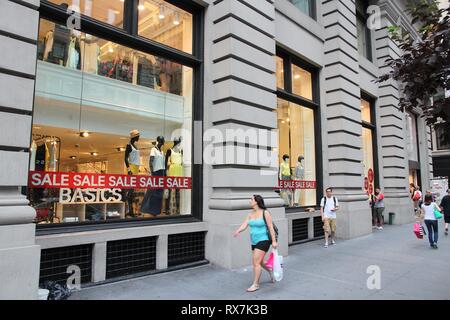 NEW YORK, USA - Juli 3, 2013: Menschen laufen durch H&M Fashion Store in der 5th Avenue in New York. H&M wurde 1947 gegründet, es 87.000 Menschen beschäftigt. Stockfoto