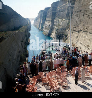 Athen, Peloponnes - Touristen in Schiff im Korinthkanal, Spanien 1980er. Touristen auf dem Schiff im Kanal von Korinth, Griechenland 1980 s Stockfoto