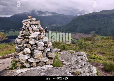 Norwegen Wanderweg Markierung - Cairn auf Skoften Berg in Mehr og Romsdal Region. Stockfoto
