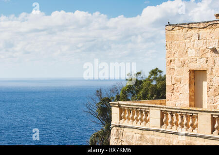 Balkon eines ländlichen Villa auf das blaue Mittelmeer suchen Stockfoto