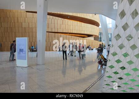 OSLO, Norwegen - 2 August, 2015: die Menschen besuchen Sie die Oper Oslo in Norwegen. Das Gebäude entworfen durch das norwegische Studio Snohetta erhielt Mies van der Rohe Award 2009. Stockfoto