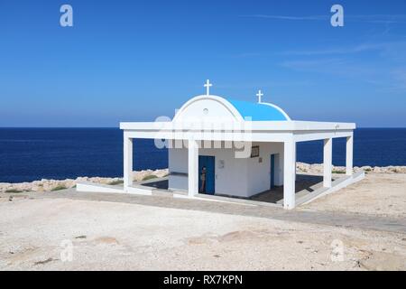 Zypern - Mittelmeer Küste. Kirche Agioi Anargyroi am Kap Greco. Stockfoto