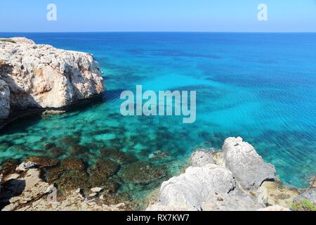 Azurblaue Meer Landschaft am Kap Greco auf Zypern. Stockfoto