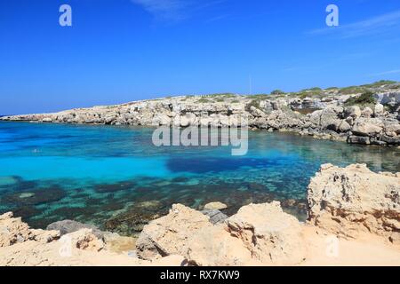 Azurblaue Meer Landschaft am Kap Greco auf Zypern. Stockfoto