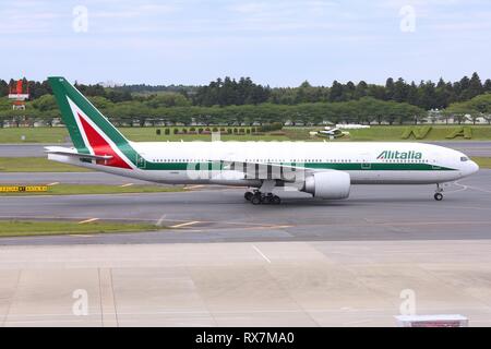 Tokio - Mai 12: Japan Airlines Boeing 777 Taxis am 12. Mai 2012 vom Flughafen Narita, Tokio. Alitalia betreibt Flotte von 104 Flugzeugen und hatte 3,59 Mrd. EU Stockfoto