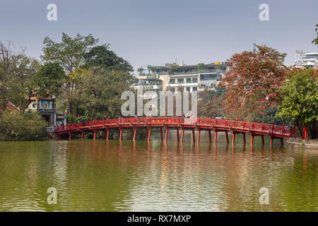 Holz- Huc Bridge auch als Brücke von der aufgehenden Sonne bekannt wegen seiner Farbe, Kreuze Ho Hoan Kiem See von der Altstadt zum Tempel der t Stockfoto