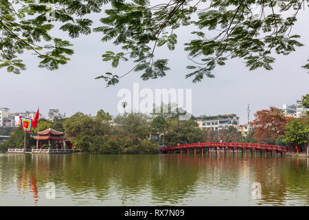 Holz- Huc Bridge auch als Brücke von der aufgehenden Sonne bekannt wegen seiner Farbe, Kreuze Ho Hoan Kiem See von der Altstadt zum Tempel der t Stockfoto