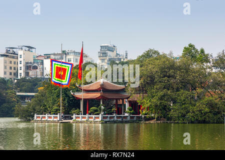 Ho Hoan Kiem See von der Altstadt in den Tempel des Jade Mountain (Den Ngoc Son). Altstadt, Hanoi, Vietnam Stockfoto