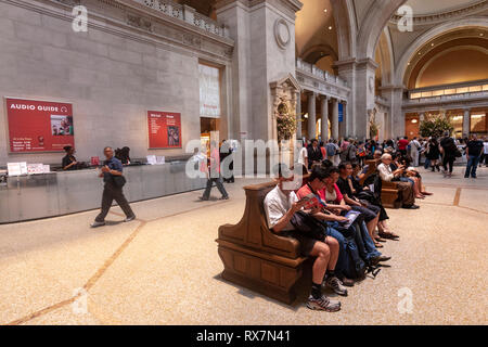 Die Besucher der MET in der Great Hall, das Metropolitan Museum der Kunst, Manhattan, New York USA Stockfoto