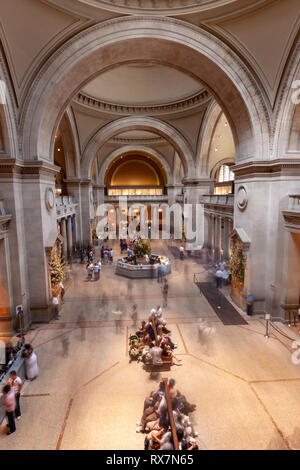 Die Besucher der MET in der Great Hall, das Metropolitan Museum der Kunst, Manhattan, New York USA Stockfoto