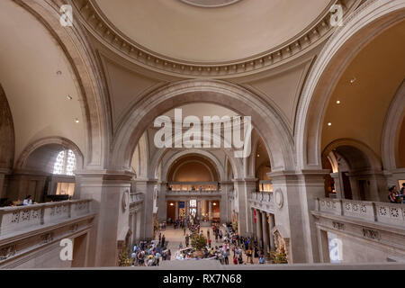 Die Besucher der MET in der Great Hall, das Metropolitan Museum der Kunst, Manhattan, New York USA Stockfoto