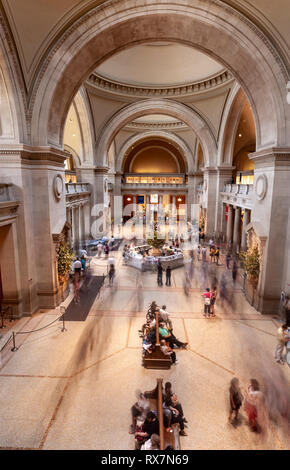 Die Besucher der MET in der Great Hall, das Metropolitan Museum der Kunst, Manhattan, New York USA Stockfoto