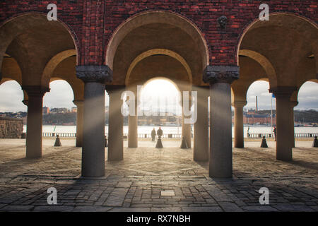 Sonne scheint, durch die er aus dem Hof des Rathauses in Insel Kungsholmen Bögen, Stockholm Stockfoto