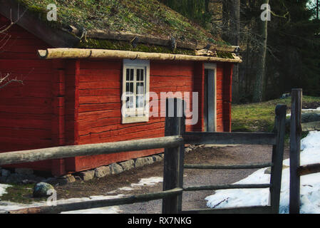 Alte vintage Holzhütte im Wald rot lackiert Stockfoto