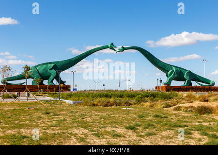 Erenhot, der Inneren Mongolei, China - 23. September 2018: Zwei grüne küssen Dinosaurier. Statuen von zwei Dinosaurier, die sich auf beiden Seiten der Straße in der Nähe der Stockfoto