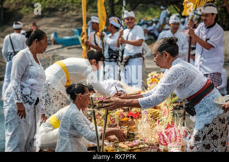 Strand balinesischen religiöse Zeremonie, Tabanan, Kaution, Indonesien Stockfoto