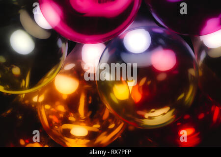 Abstrakte farbige Glas Lampen mit einem warmen Glanz Stockfoto
