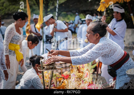 Strand balinesischen religiöse Zeremonie, Tabanan, Kaution, Indonesien Stockfoto