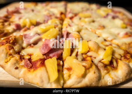 Pizza Hawaii mit Schinken, Ananas und Käse. Stockfoto