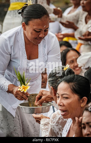 Strand balinesischen religiöse Zeremonie, Tabanan, Kaution, Indonesien Stockfoto