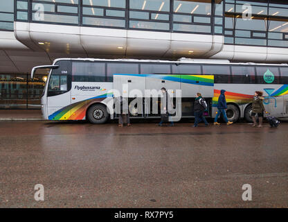 Editorial 12.17.2018 Stockholm Schweden. Bus mit offenen Türen zu den Laderaum wartenden für Menschen, die auf dem Terminal in der Innenstadt Stockfoto