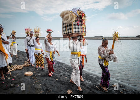 Strand balinesischen religiöse Zeremonie, Tabanan, Kaution, Indonesien Stockfoto