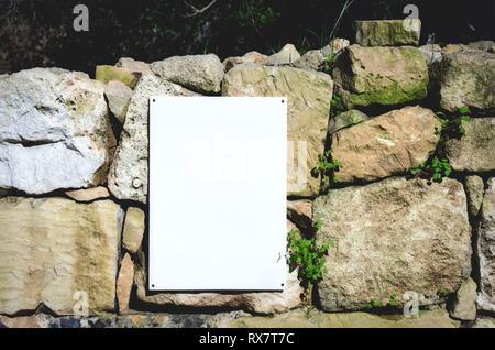 Weiße Zeichen auf einem ländlichen Steinmauer im Coutryside Stockfoto