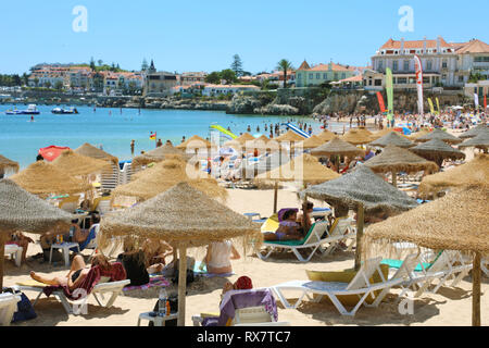 CASCAIS, Portugal - 25. JUNI 2018: Touristen und Einheimische am Strand in Cascais, Portugal Stockfoto