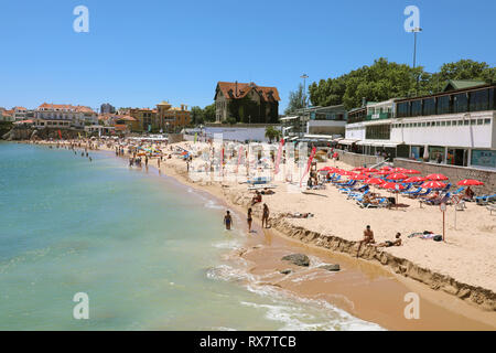 CASCAIS, Portugal - 25. JUNI 2018: Touristen und Einheimische am Strand in Cascais, Portugal Stockfoto