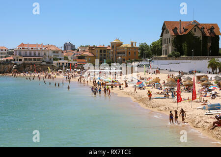 CASCAIS, Portugal - 25. JUNI 2018: Touristen und Einheimische am Strand in Cascais, Portugal Stockfoto