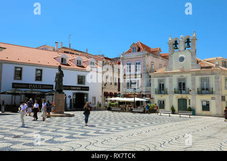 CASCAIS, Portugal - 25. JUNI 2018: Zentraler Platz 5. Oktober in Cascais mit Statue des Dom Pedro I. Cascais ist berühmt und beliebt Sommerferien spo Stockfoto