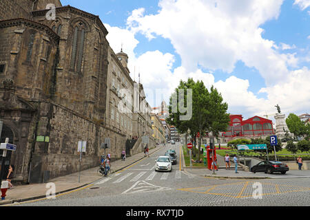 PORTO, Portugal, 21. JUNI 2018: Porto Altstadt mit den mittelalterlichen Kirche, Palacio da Bolsa Palace, Infante Dom Henrique Statue und Ferreira Borges marketpl Stockfoto