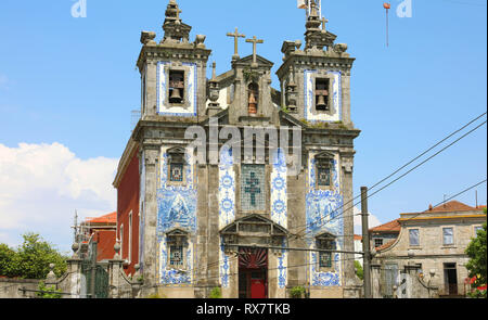 Kirche des Heiligen Ildefonso in Porto Altstadt, im 17. Jahrhundert erbaut, die Fassade mit zwei Türmen vollständig bedeckt ist mit der traditionellen Cera Stockfoto