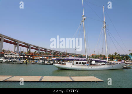 Lissabon, Portugal, 24. JUNI 2018: Luxus Yachten unter 25. April Brücke in Lissabon, Portugal Stockfoto