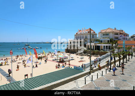 CASCAIS, Portugal - 25. JUNI 2018: Touristen und Einheimische am Strand in Cascais, Portugal Stockfoto