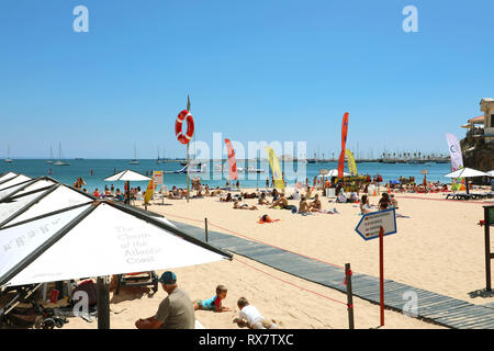 CASCAIS, Portugal - 25. JUNI 2018: Touristen und Einheimische am Strand in Cascais, Portugal Stockfoto