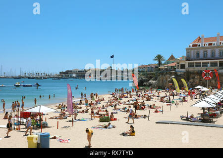 CASCAIS, Portugal - 25. JUNI 2018: Touristen und Einheimische am Strand in Cascais, Portugal Stockfoto