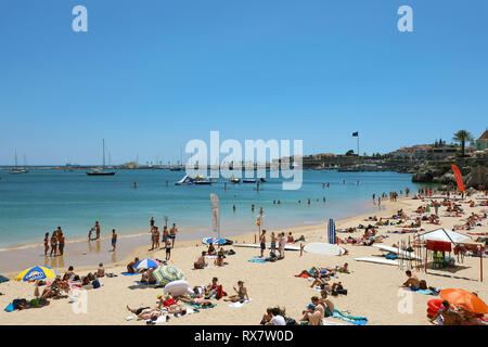 CASCAIS, Portugal - 25. JUNI 2018: Touristen und Einheimische am Strand in Cascais, Portugal Stockfoto