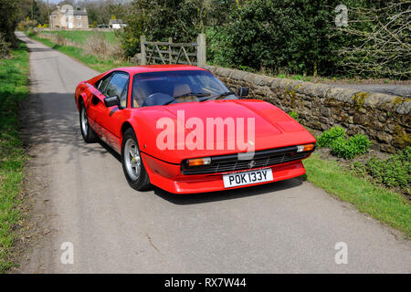 Ferrari 308 auf einem Feldweg an einem sonnigen Tag geparkt Stockfoto