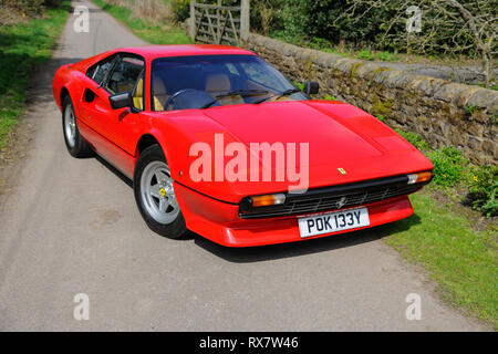 Ferrari 308 auf einem Feldweg an einem sonnigen Tag geparkt Stockfoto